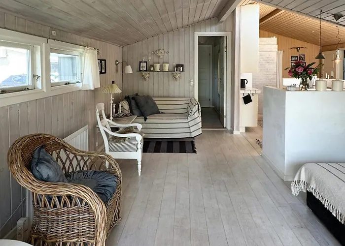 Family-friendly Summer House Near The Сasa de vacaciones Otterup